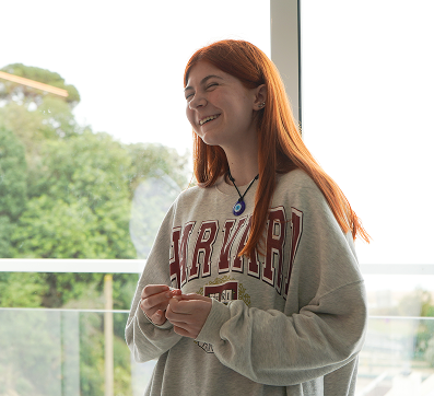 Joven paciente sonriendo, acompañada en su proceso de recuperación