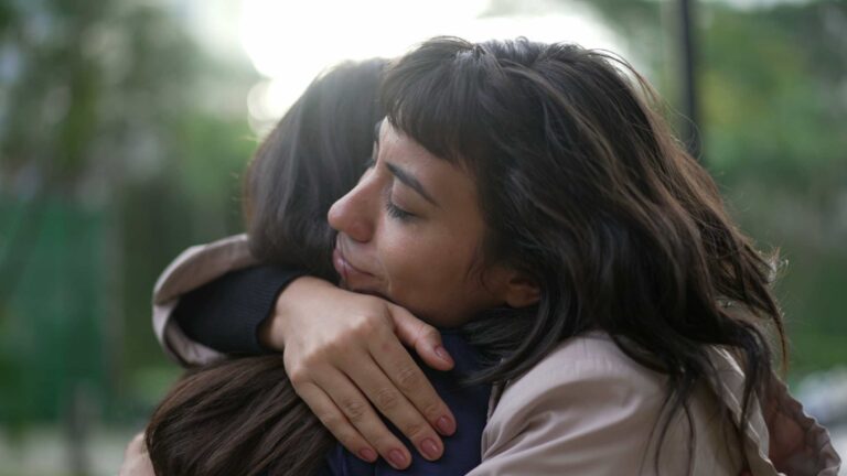 Cómo apoyar emocionalmente a una persona después de una experiencia traumática