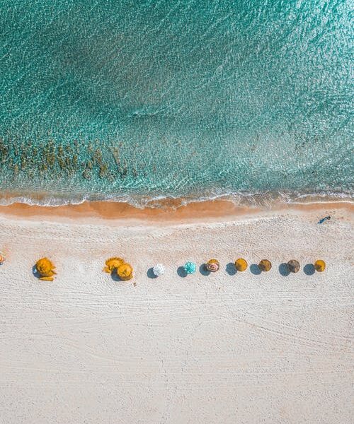 Plano aéreo de una costa, mar y arena