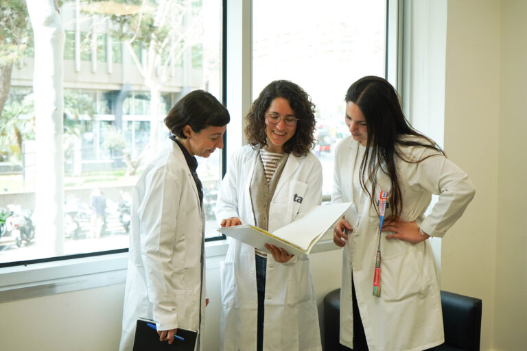 tres profesionales revisando documentación