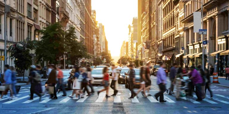 Multitud de personas cruzando un paso de cebras en una ciudad concurrida