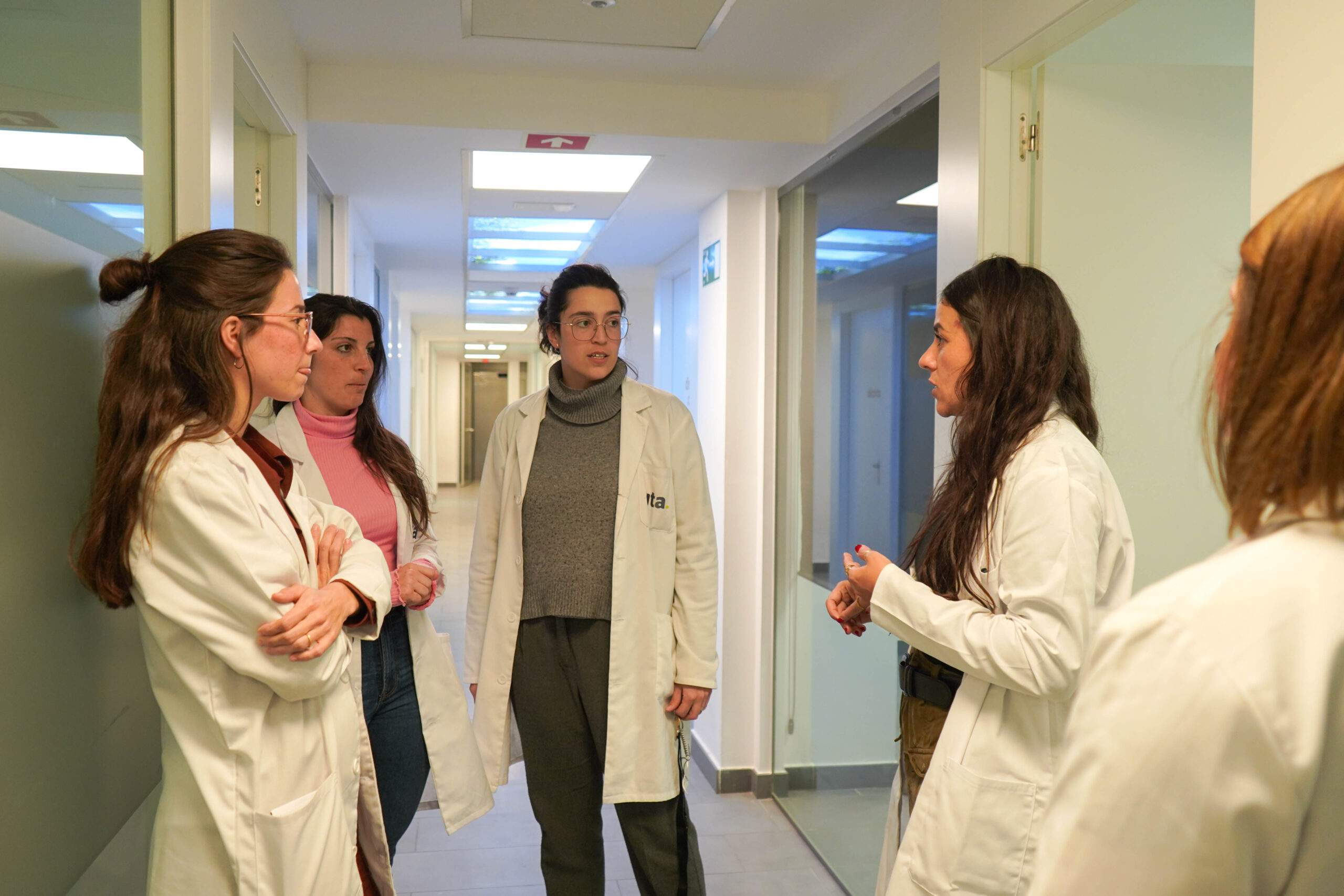 Grupo de profesionales compartiendo en un pasillo de un centro