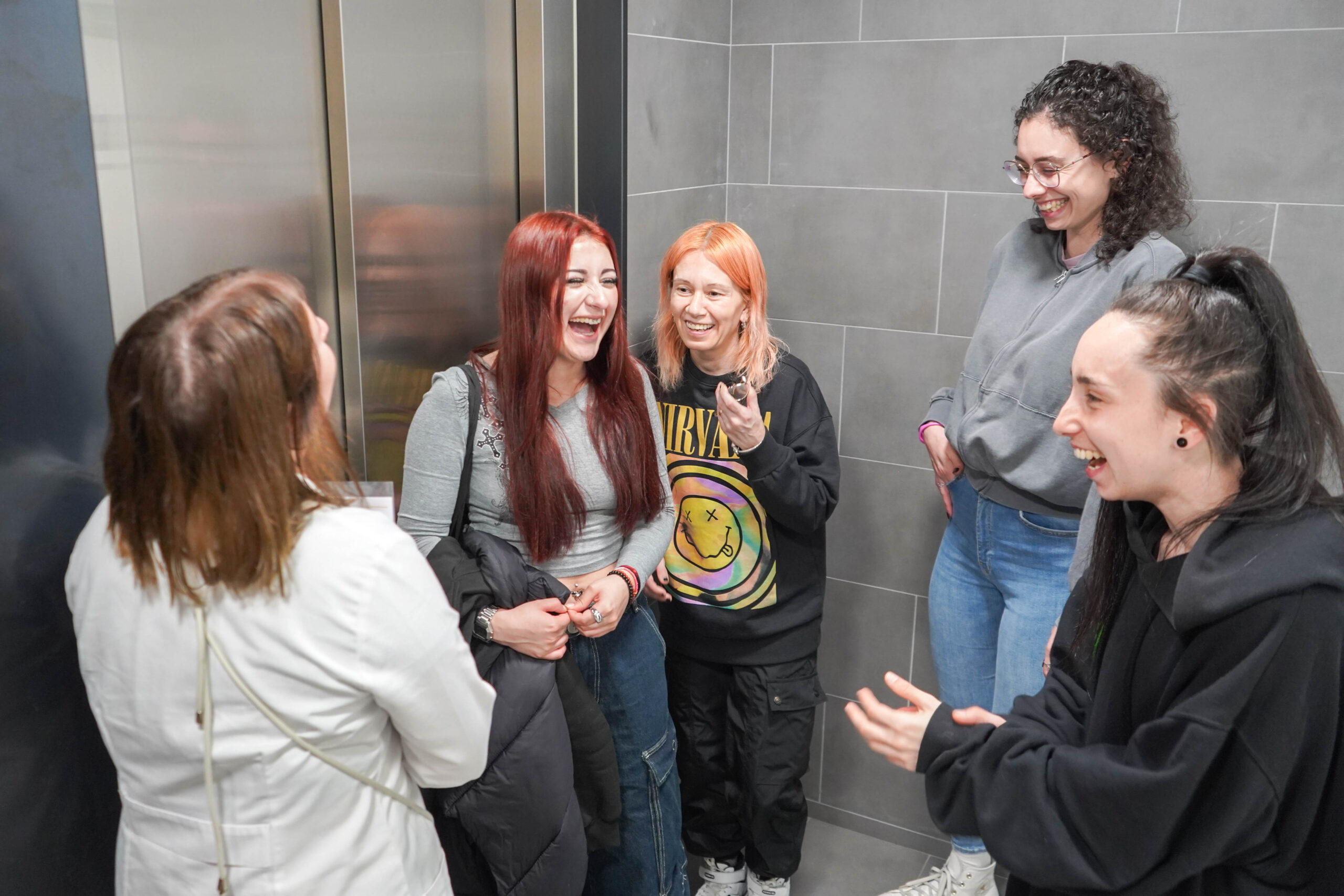 grupo de jóvenes riendo en un centro de salud mental
