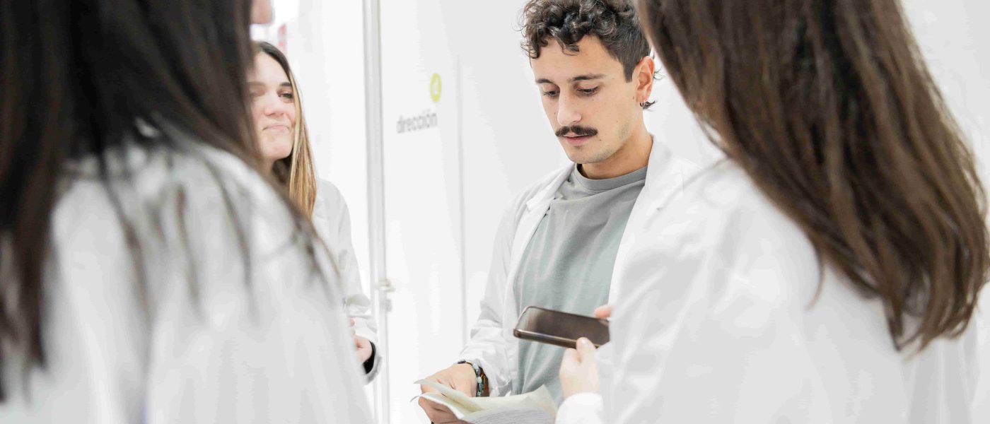 Profesionales de la salud mental en bata en un centro de salud mental