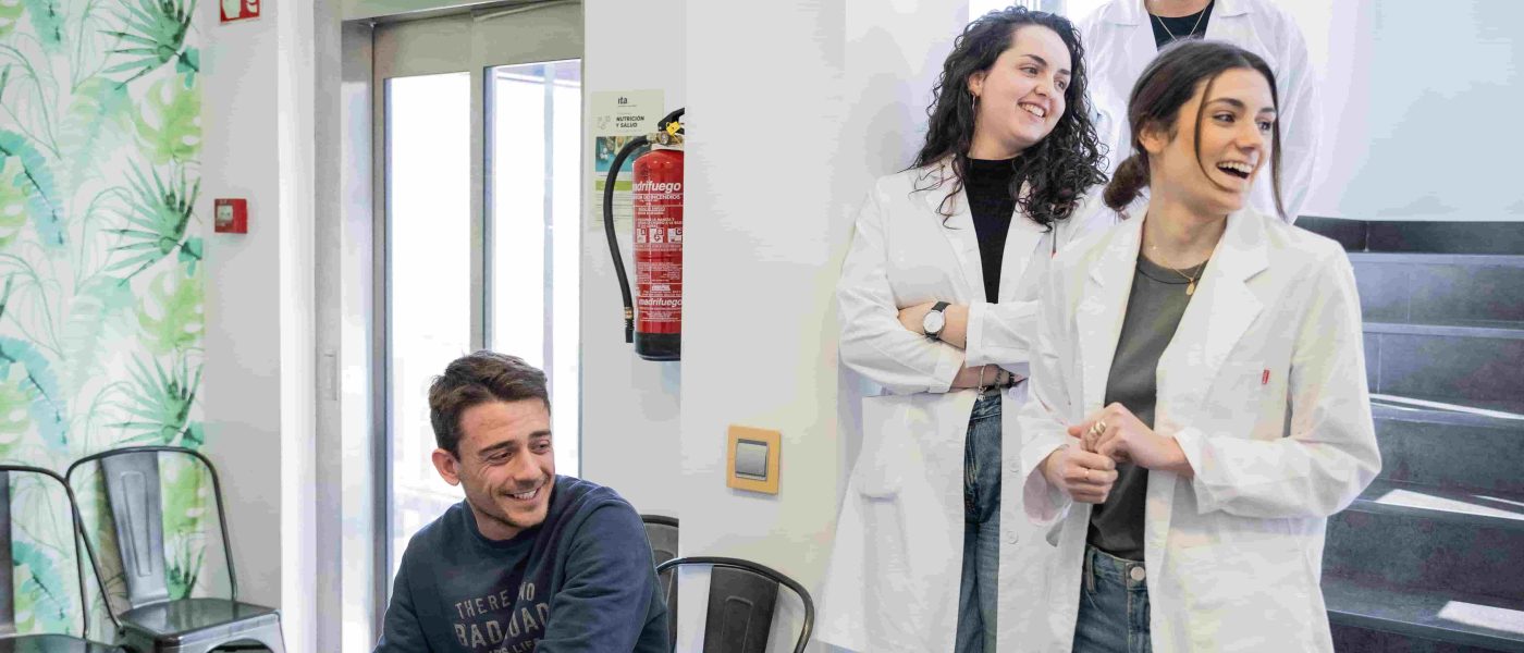 Profesionales descansando y riendo en un centro de salud mental ita