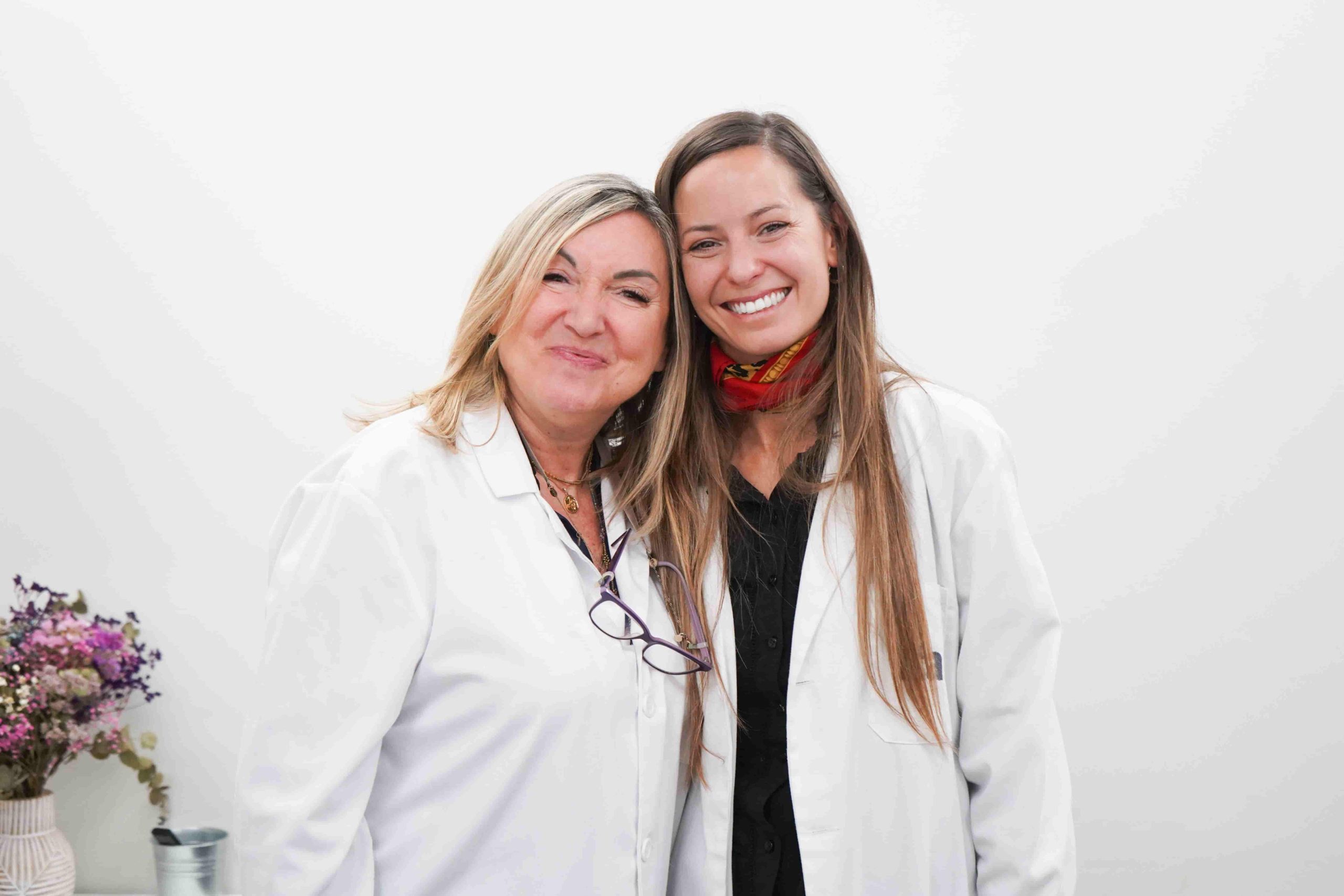 Profesionales sonriendo posando para la cámara