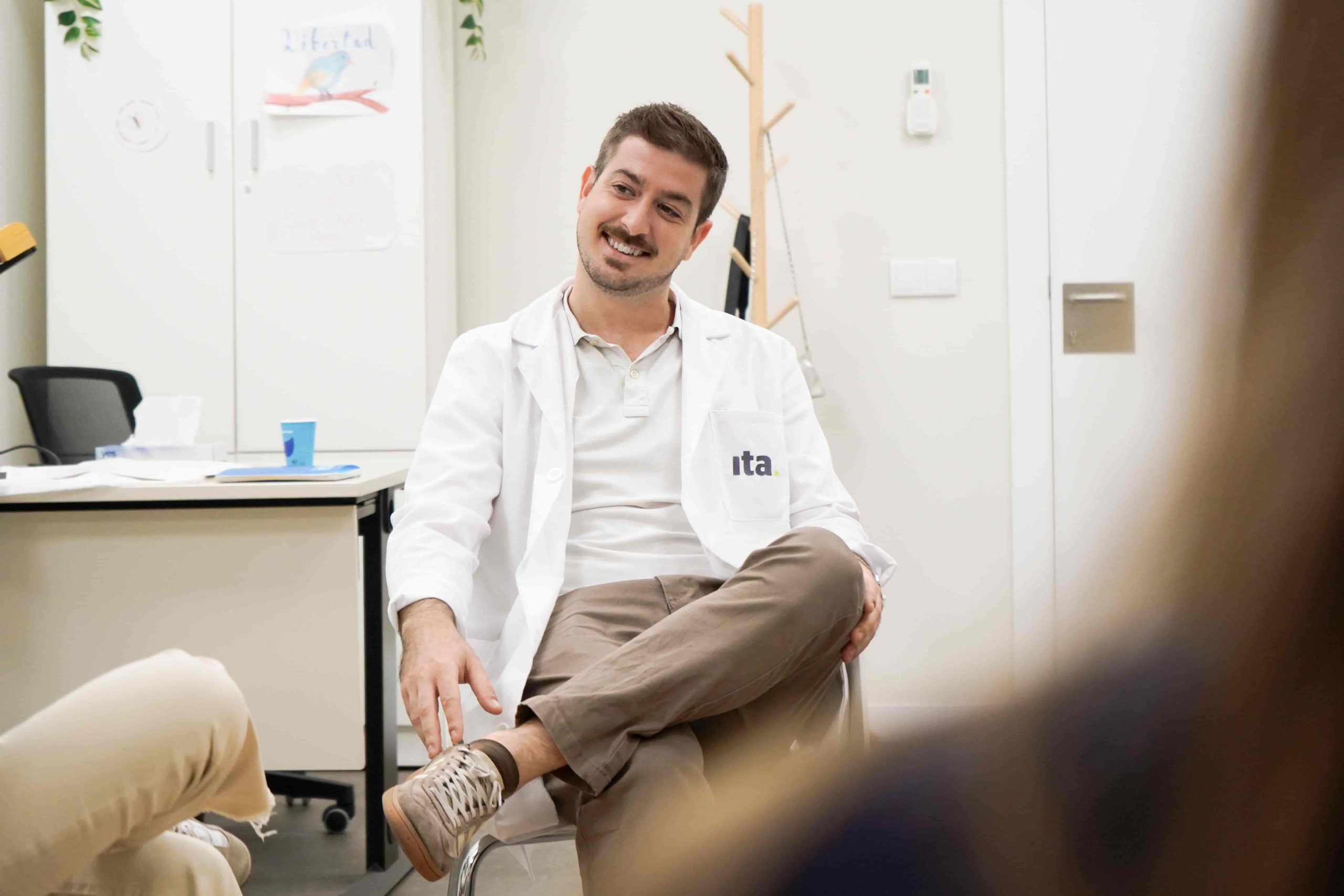 profesional de la salud mental sentado escuchando