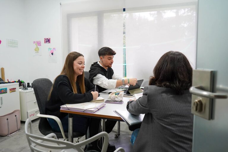 Varios profesionales de la psicología reunidos alrededor de la mesa de una consulta