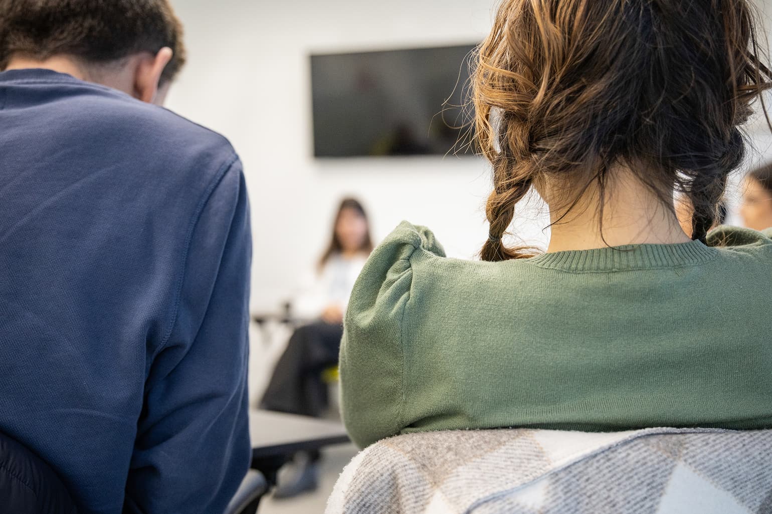 Sesión de terapia familiar con varios participantes