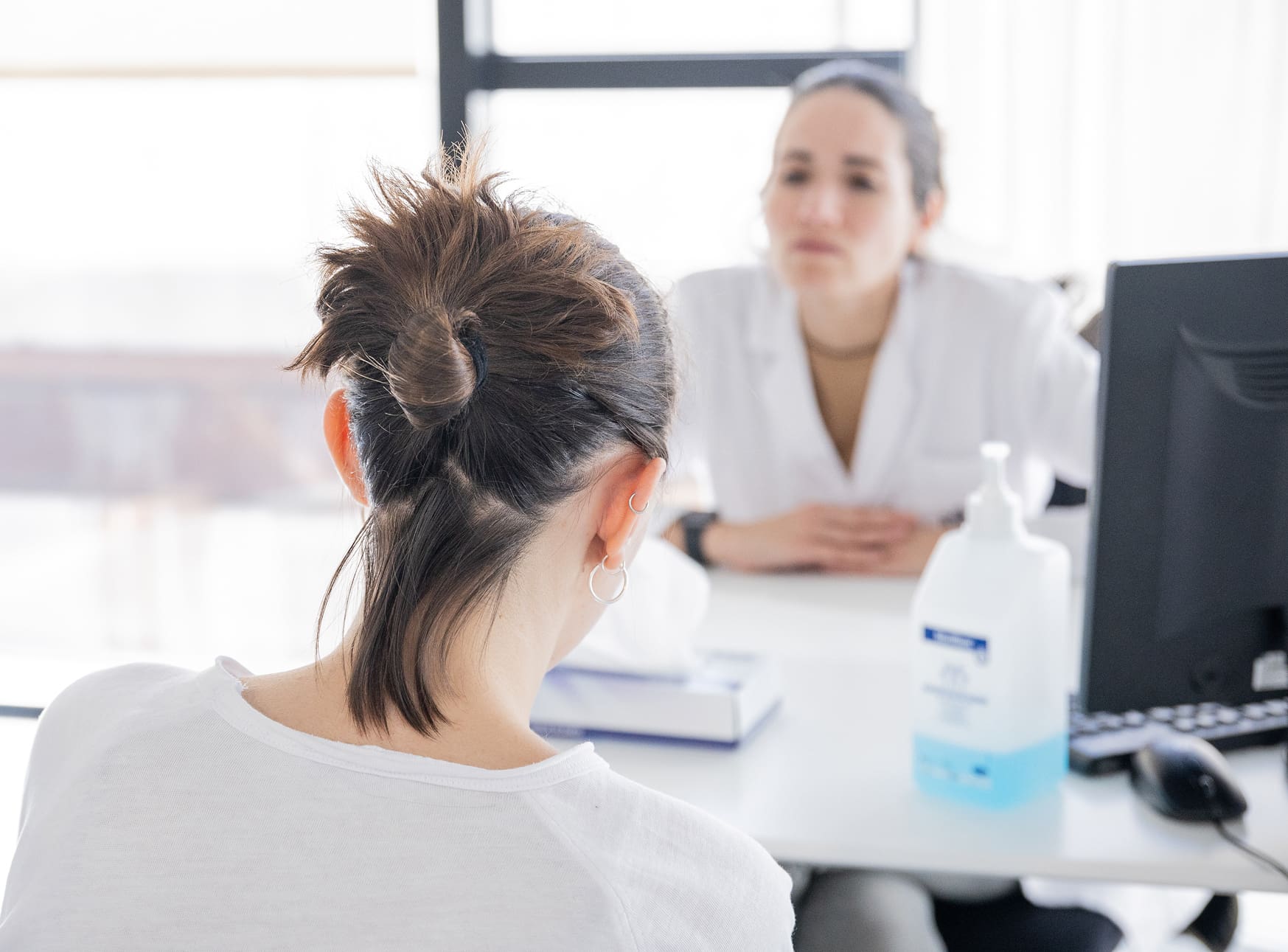 Una joven en una consulta psicológica con una profesional