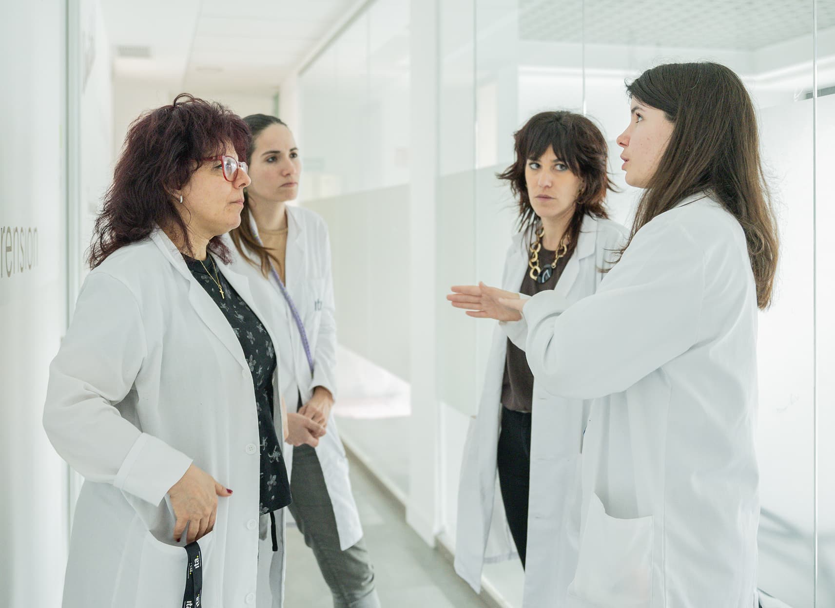 Grupo de profesionales de la salud en bata conversando 