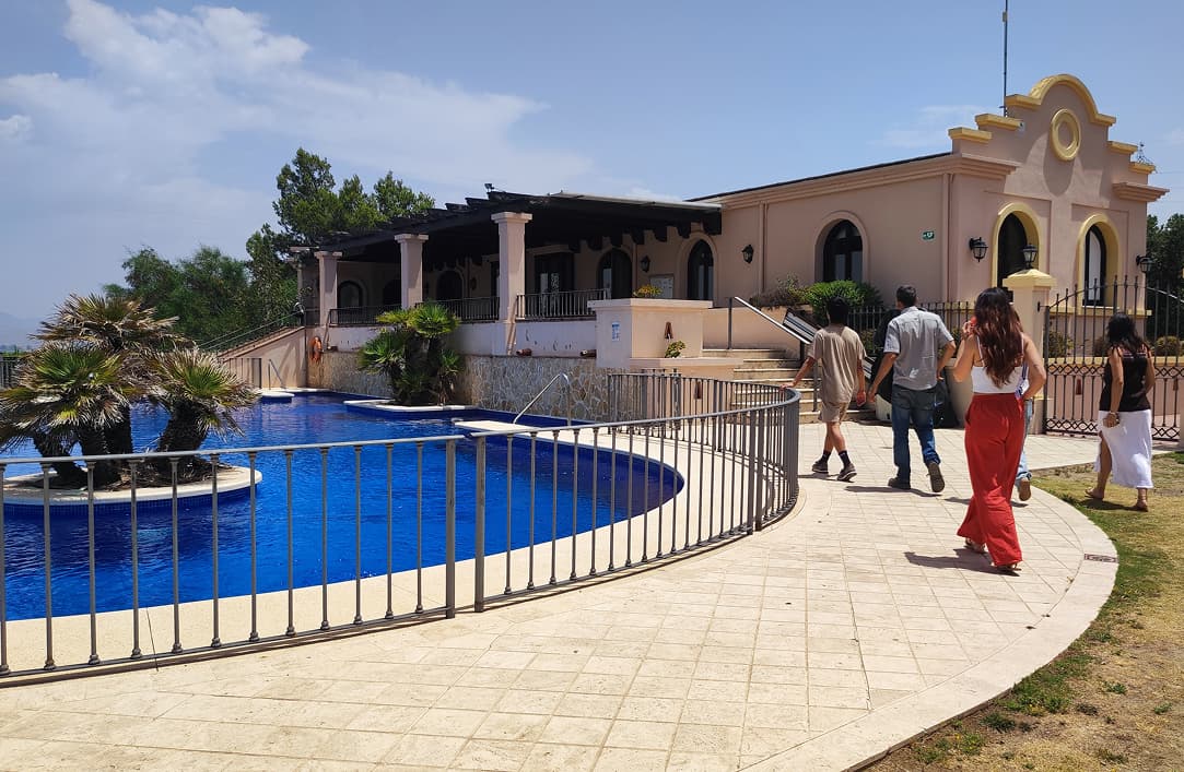 Un grupo de jóvenes de Ita Coín caminando al lado de sus instalaciones
