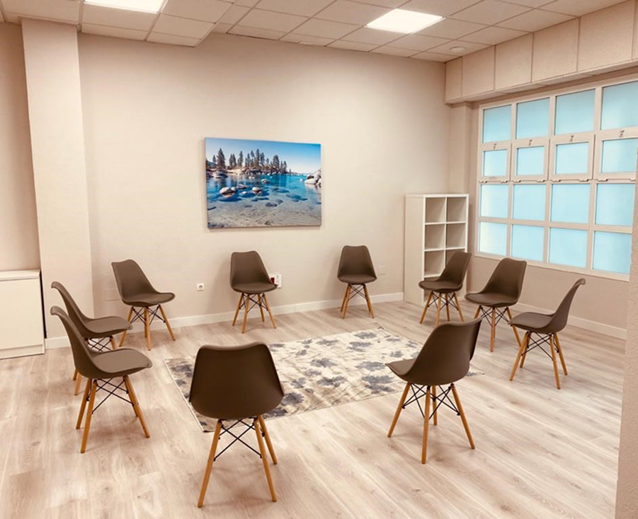 Salón con sillas y un cuadro turquesa en Ita Jerez