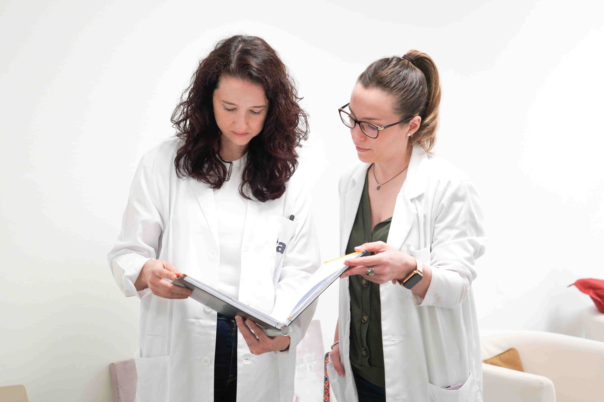 Profesionales de la salud mental revisando documentos en una carpeta