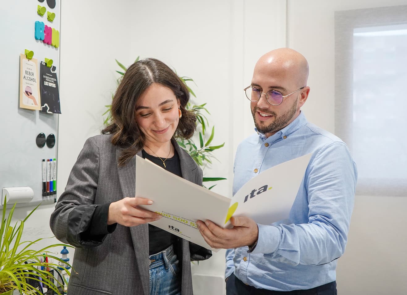 Profesionales de la salud sosteniendo una carpeta de Ita