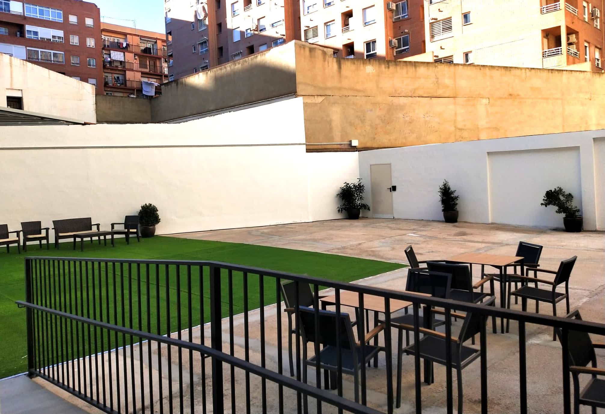 Terraza al aire libre de las instalaciones de Ita Monestir