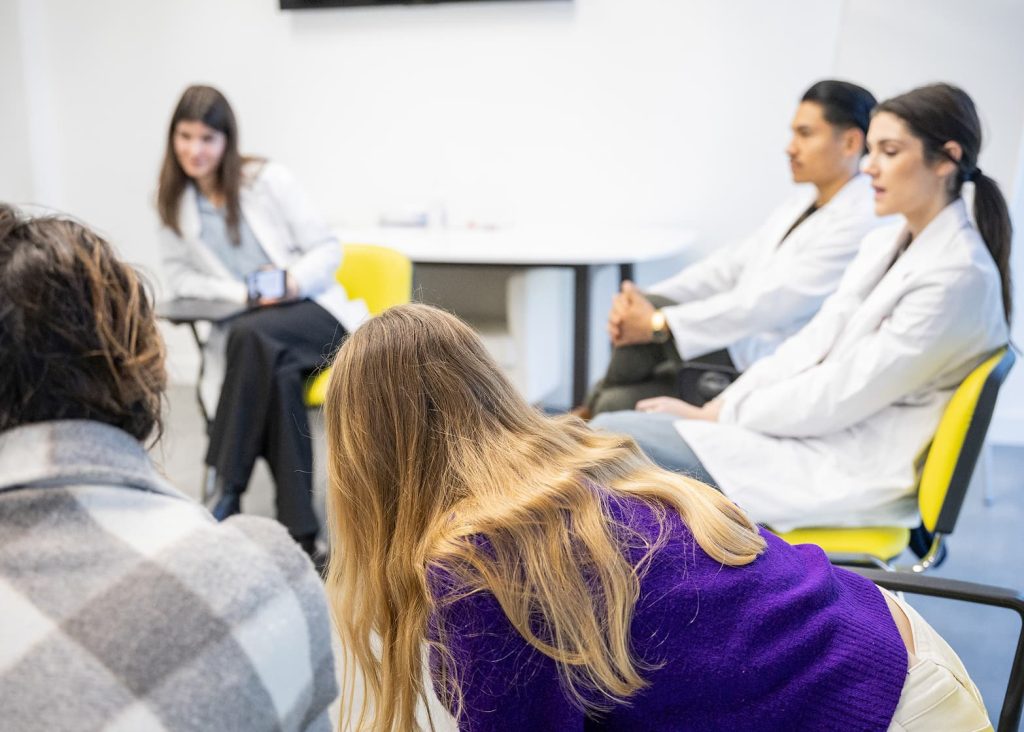 Grupo de pacientes en una sesión de terapia grupal