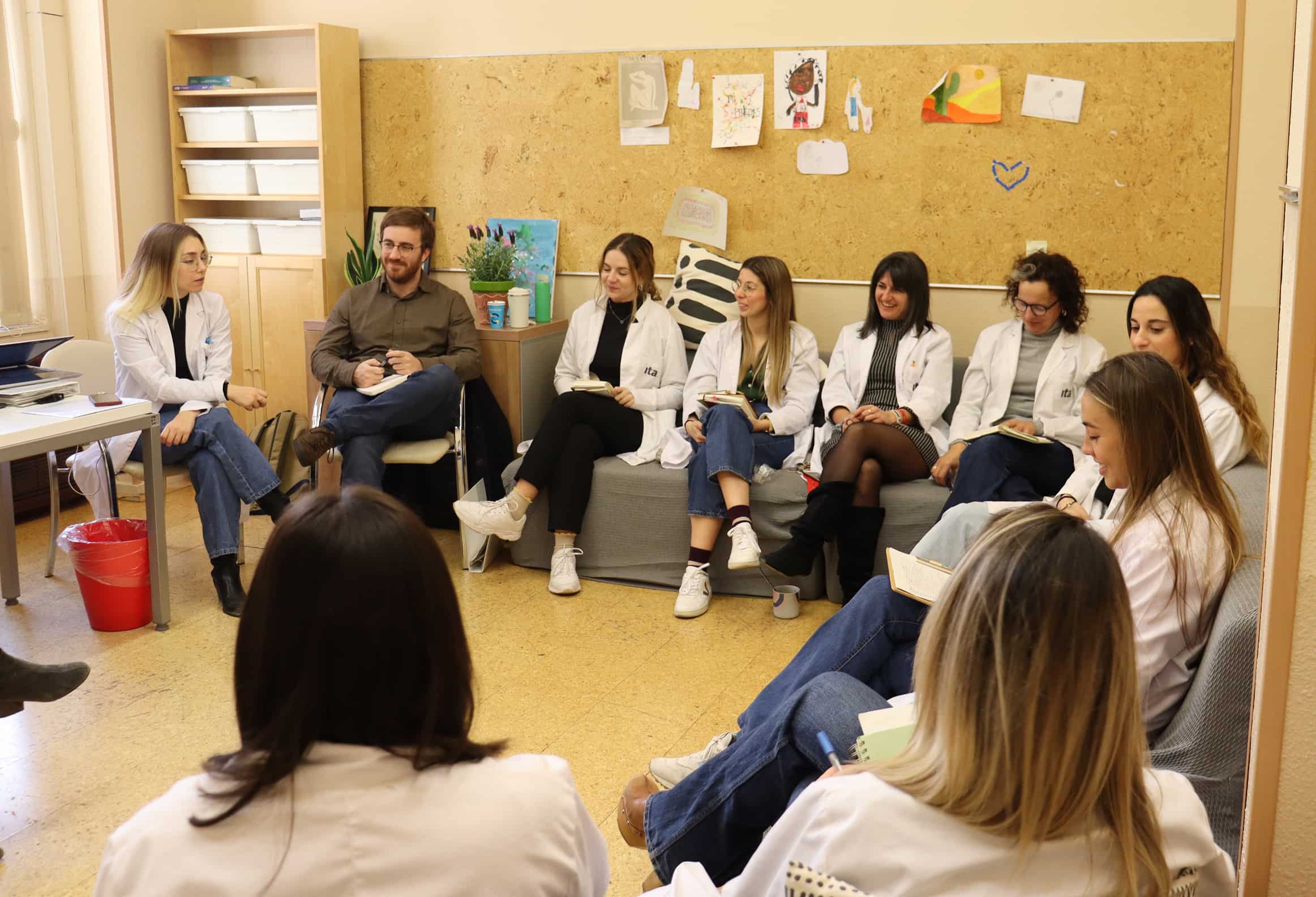 Grupo de personas teniendo una reunión en las instalaciones de ita
