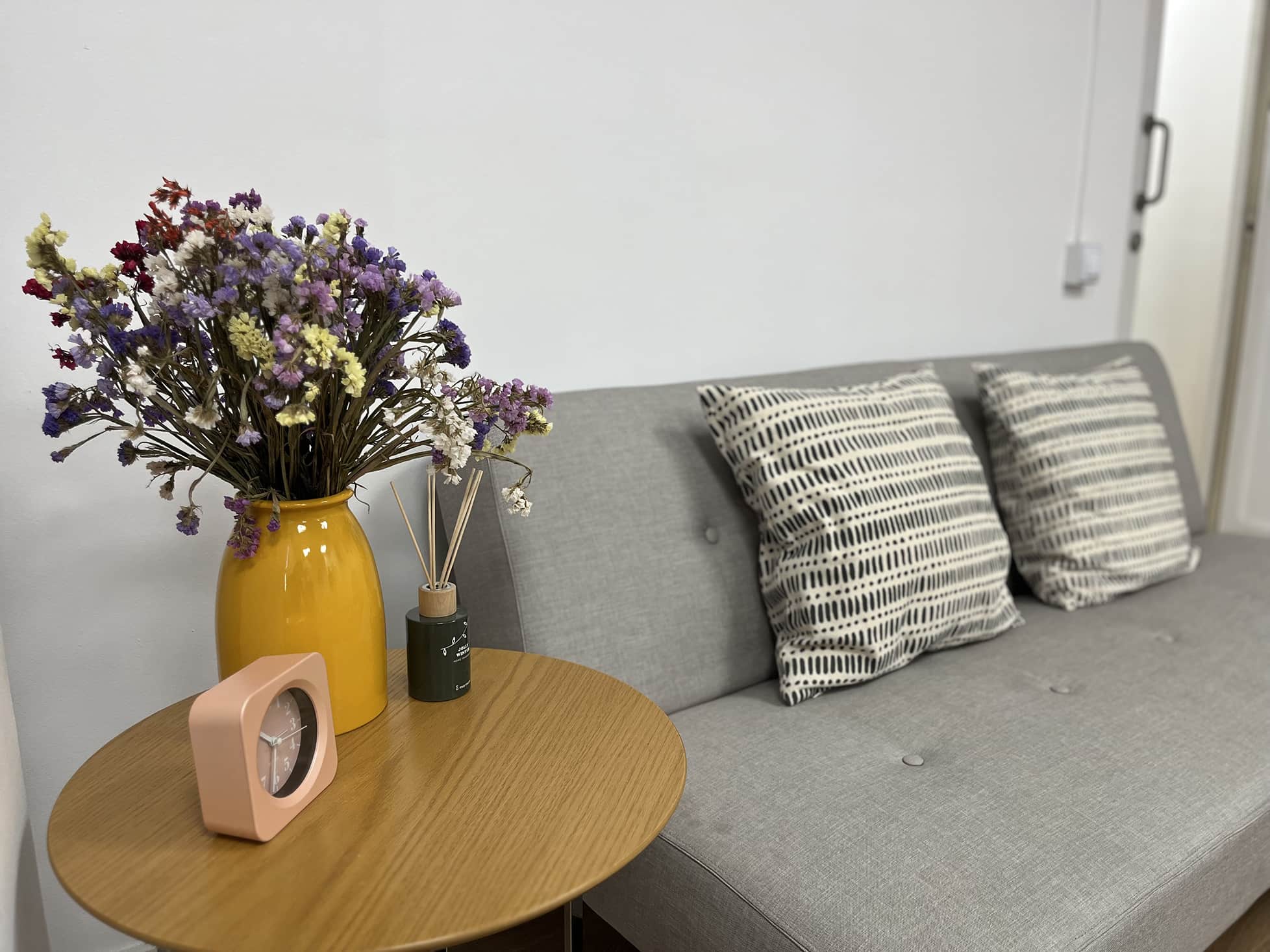 Florero sobre una mesa en las instalaciones de Ita
