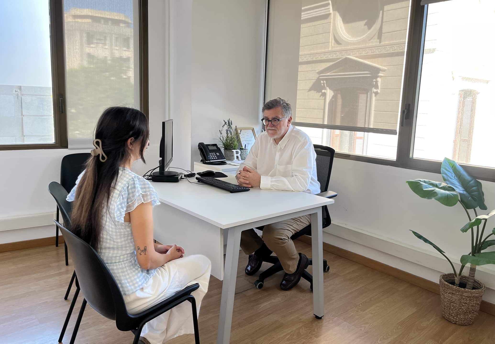 Profesional manteniendo una consulta de terapia individual con una joven adolescente