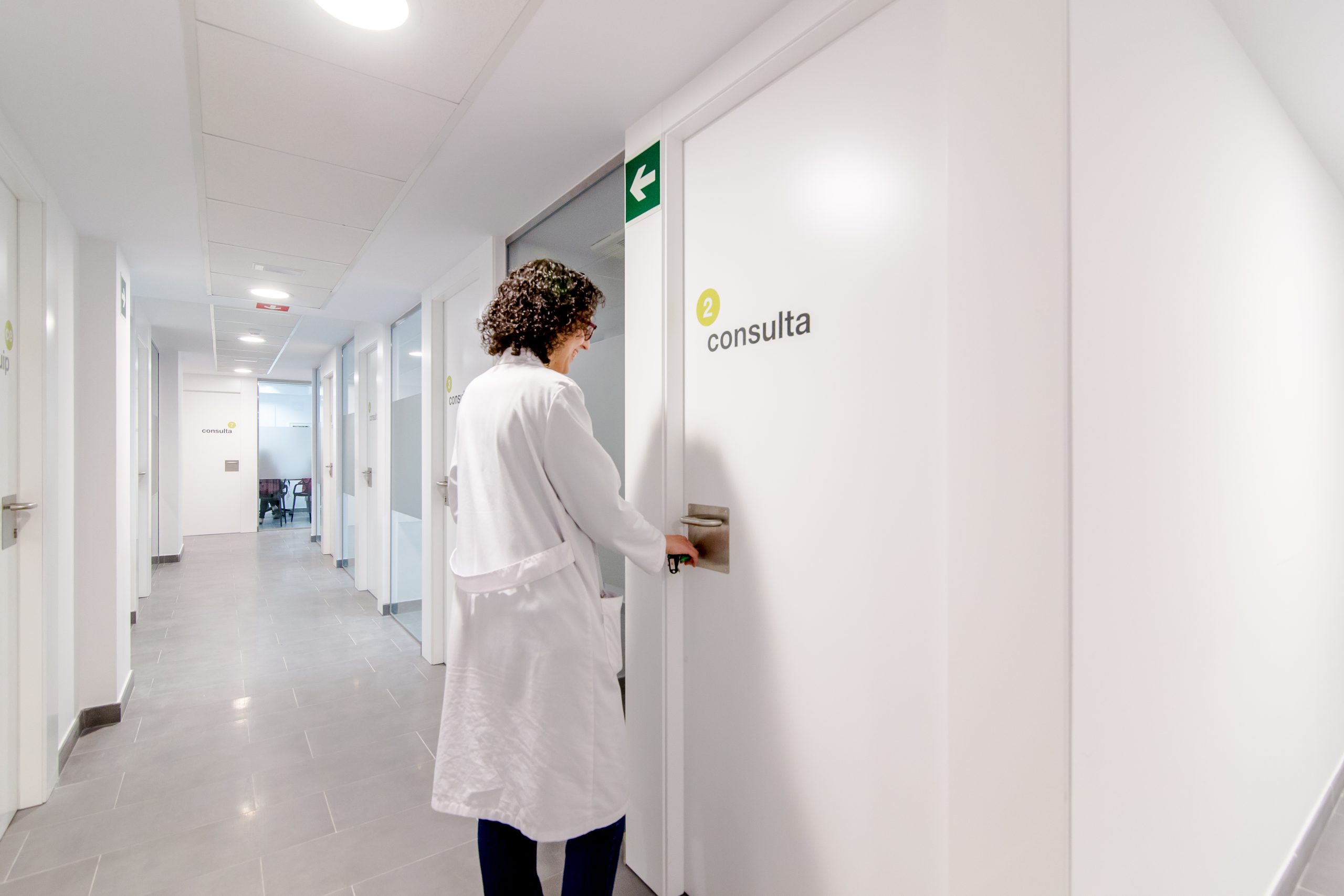 Profesional frente a la sala de consultas