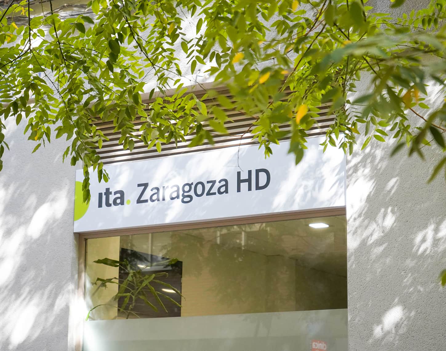 Fachada externa rodeada de vegetación