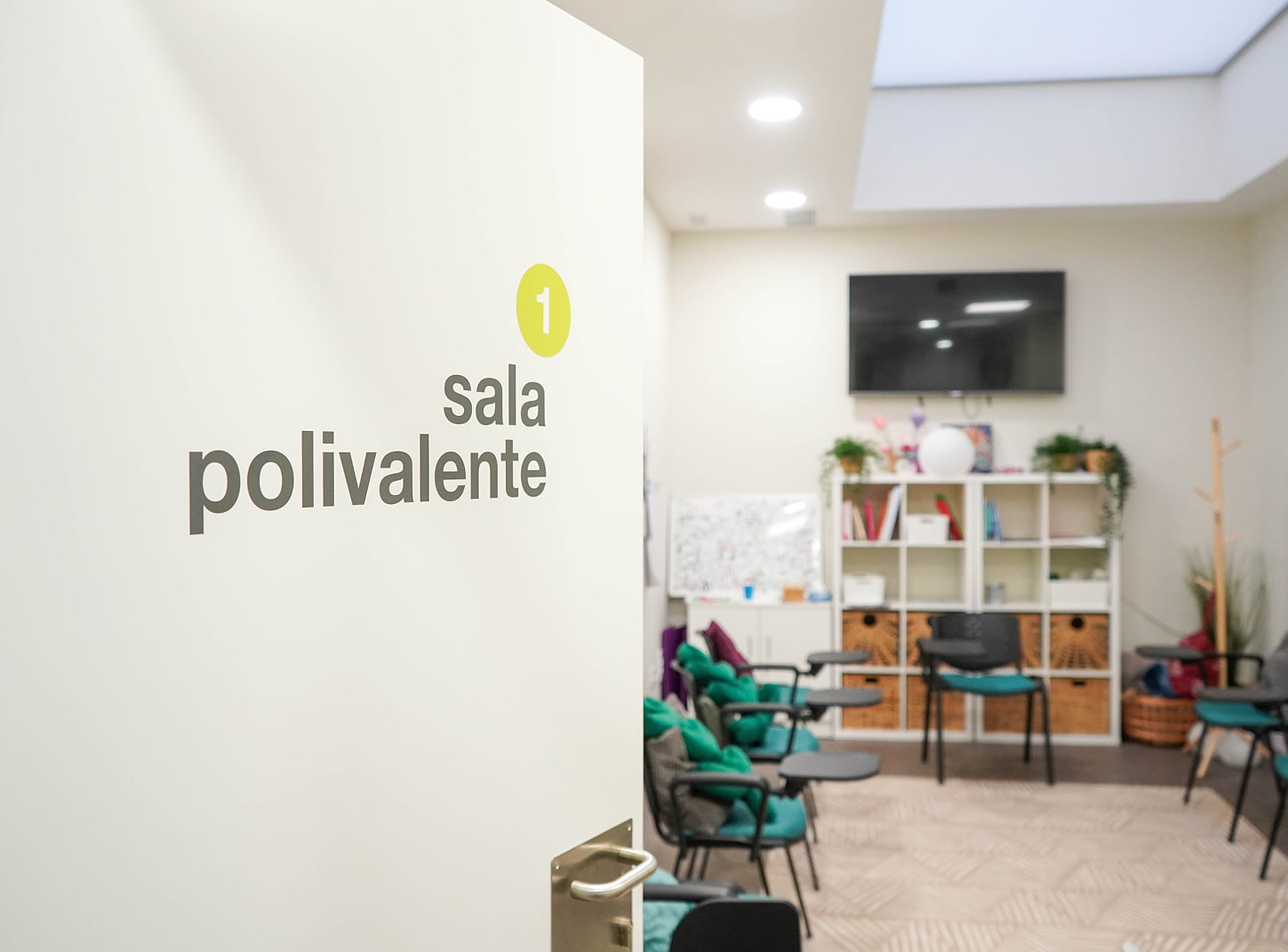 Puerta de entrada a la sala polivalente