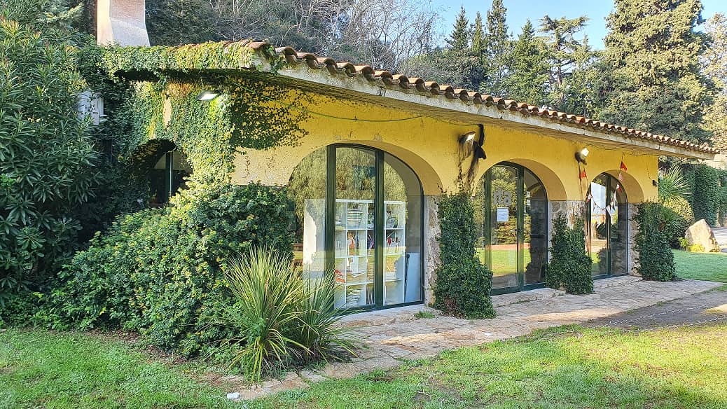 Casa clásica con una galeria y amplias ventanas acristaladas