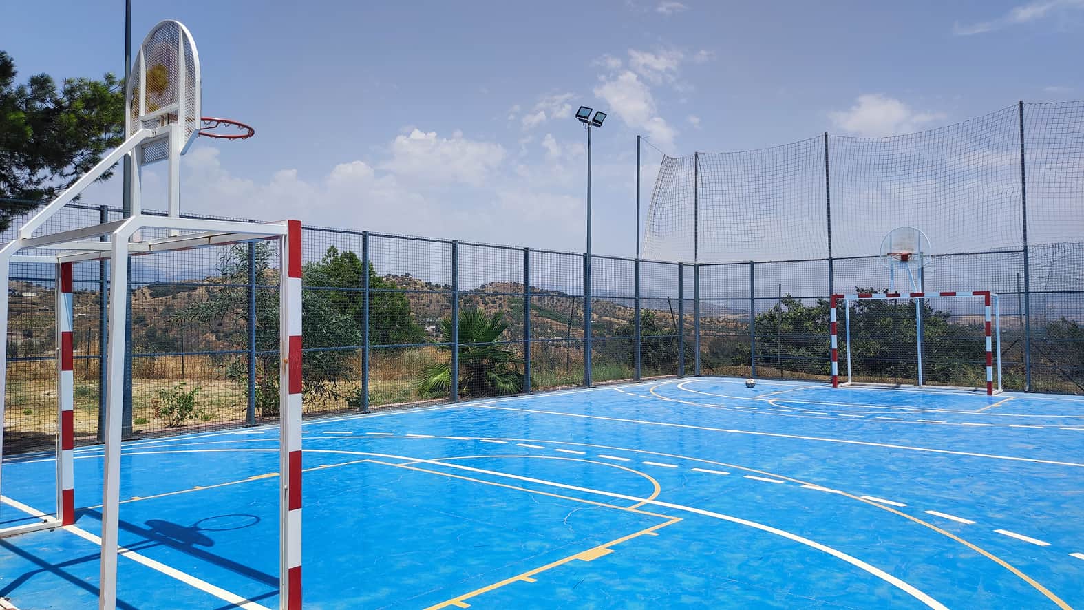 Pista de basketball rodeada de campo abierto