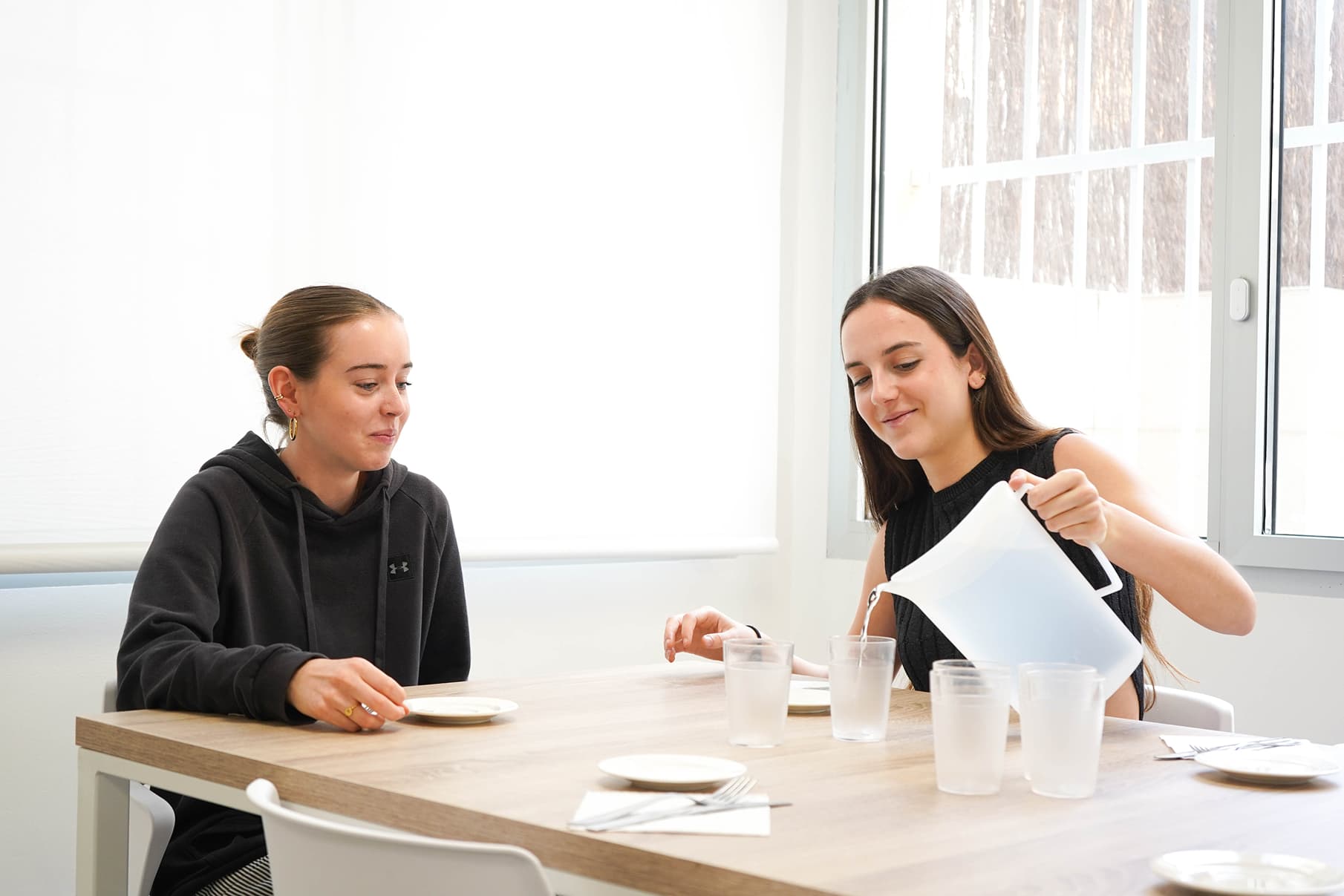 Dos jóvenes sobre la mesa de comida