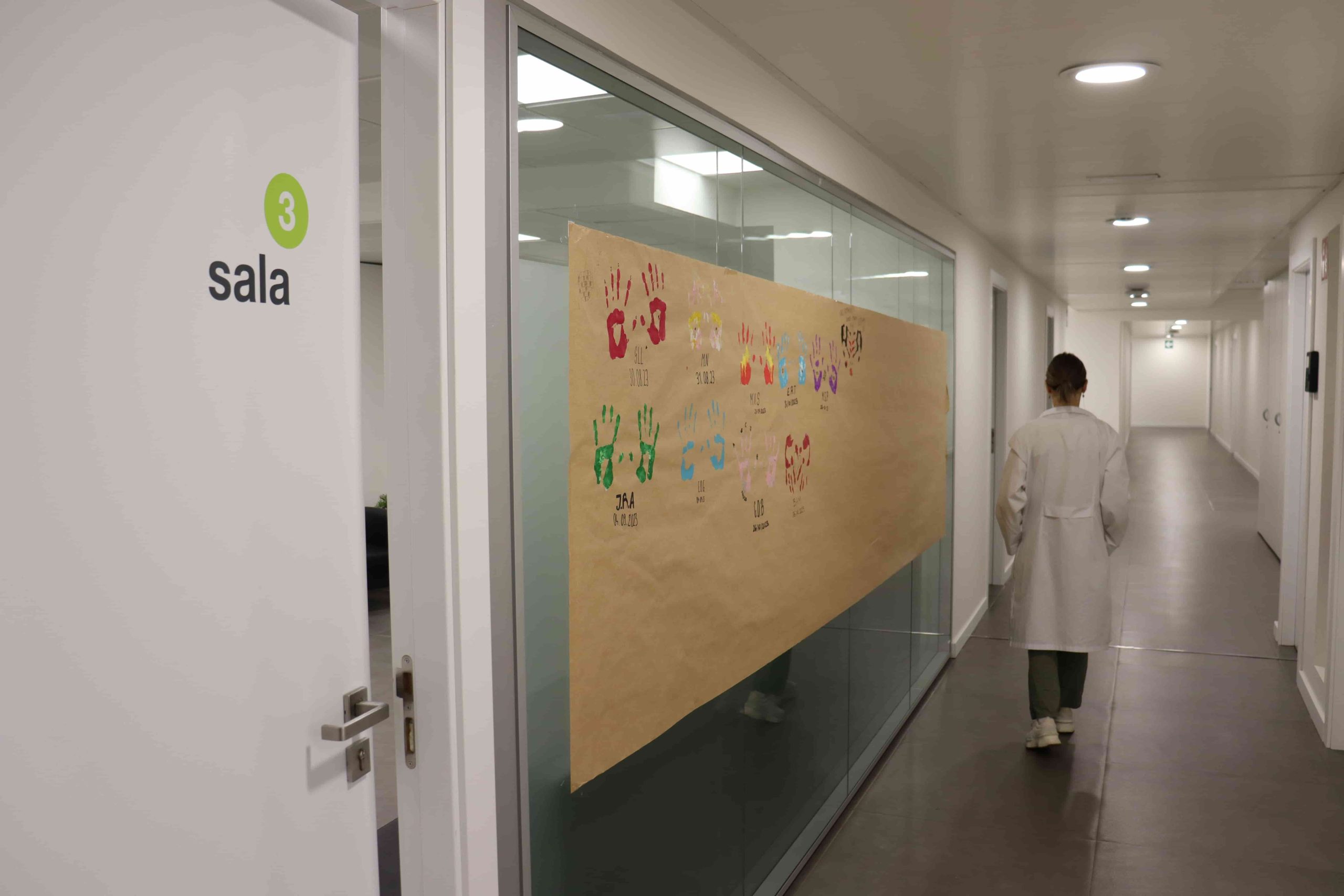 Instalaciones en el pasillo con manos pintadas