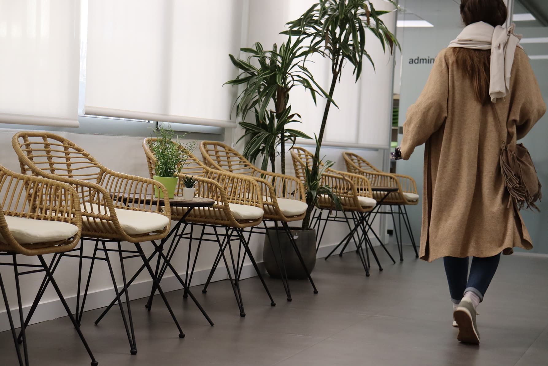 Sala de espera con sillas de mimbre