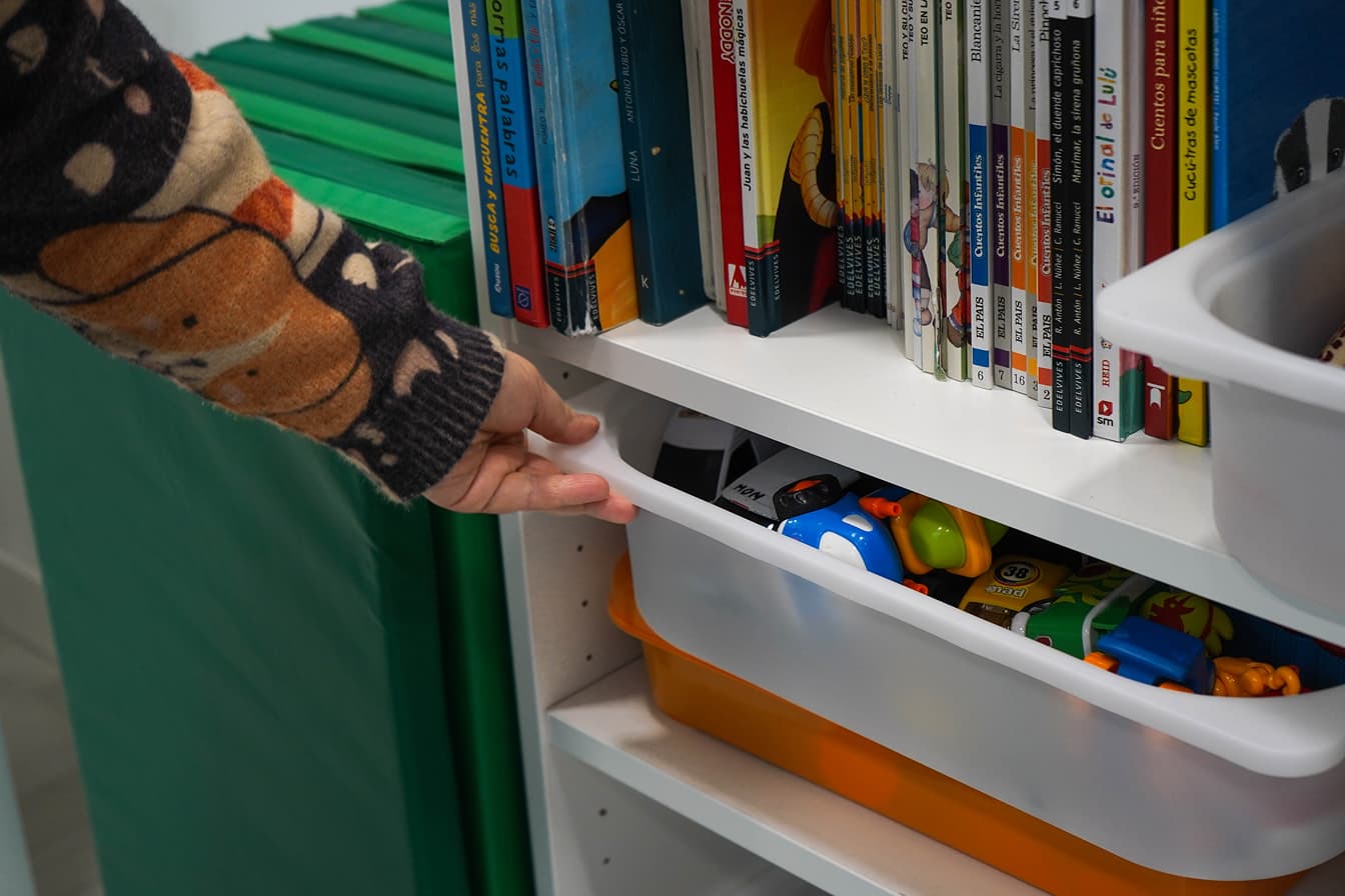 Material escolar organizado en estanterías de un aula