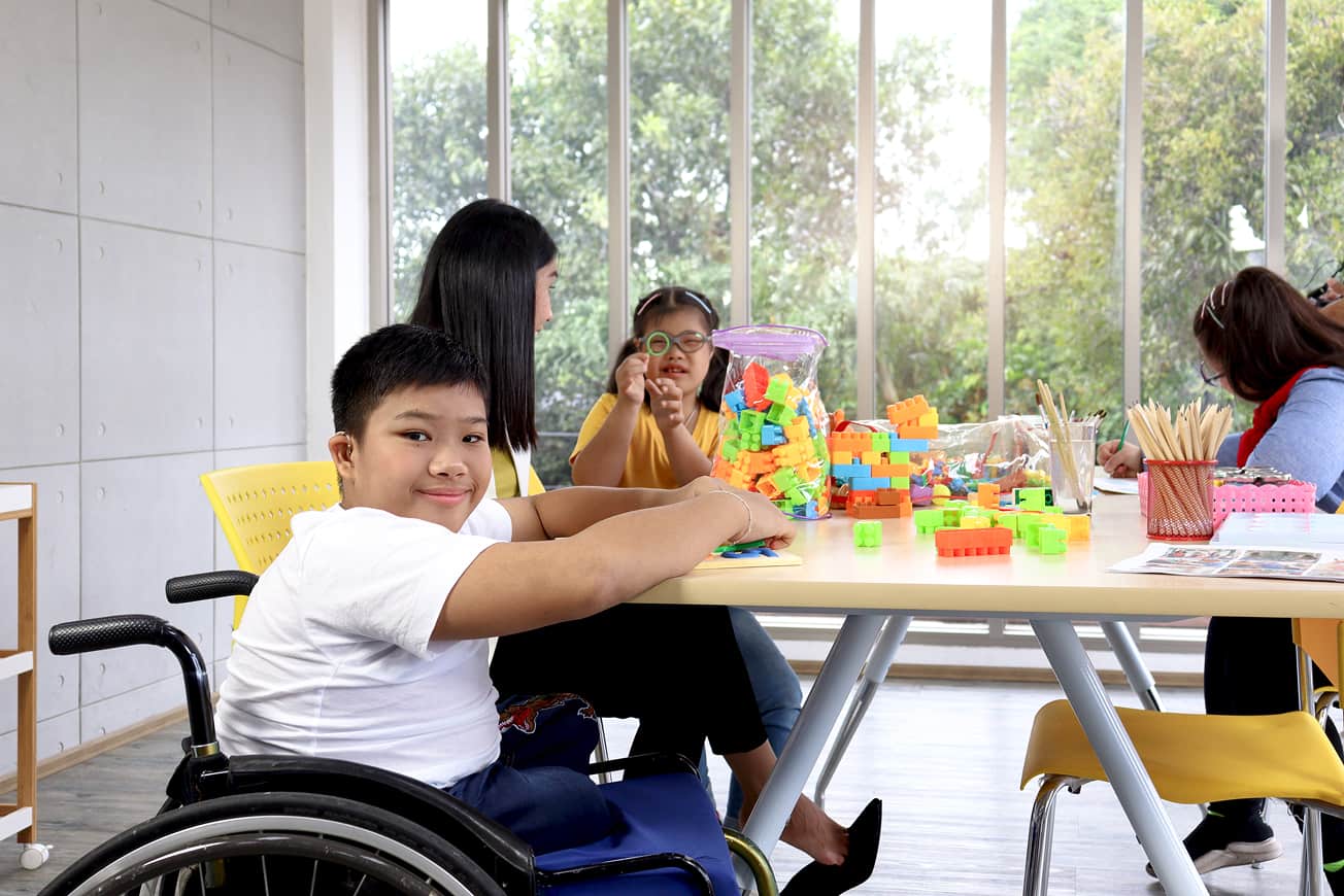 Niños realizando una actividad educativa en grupo alrededor de una mesa en el aula