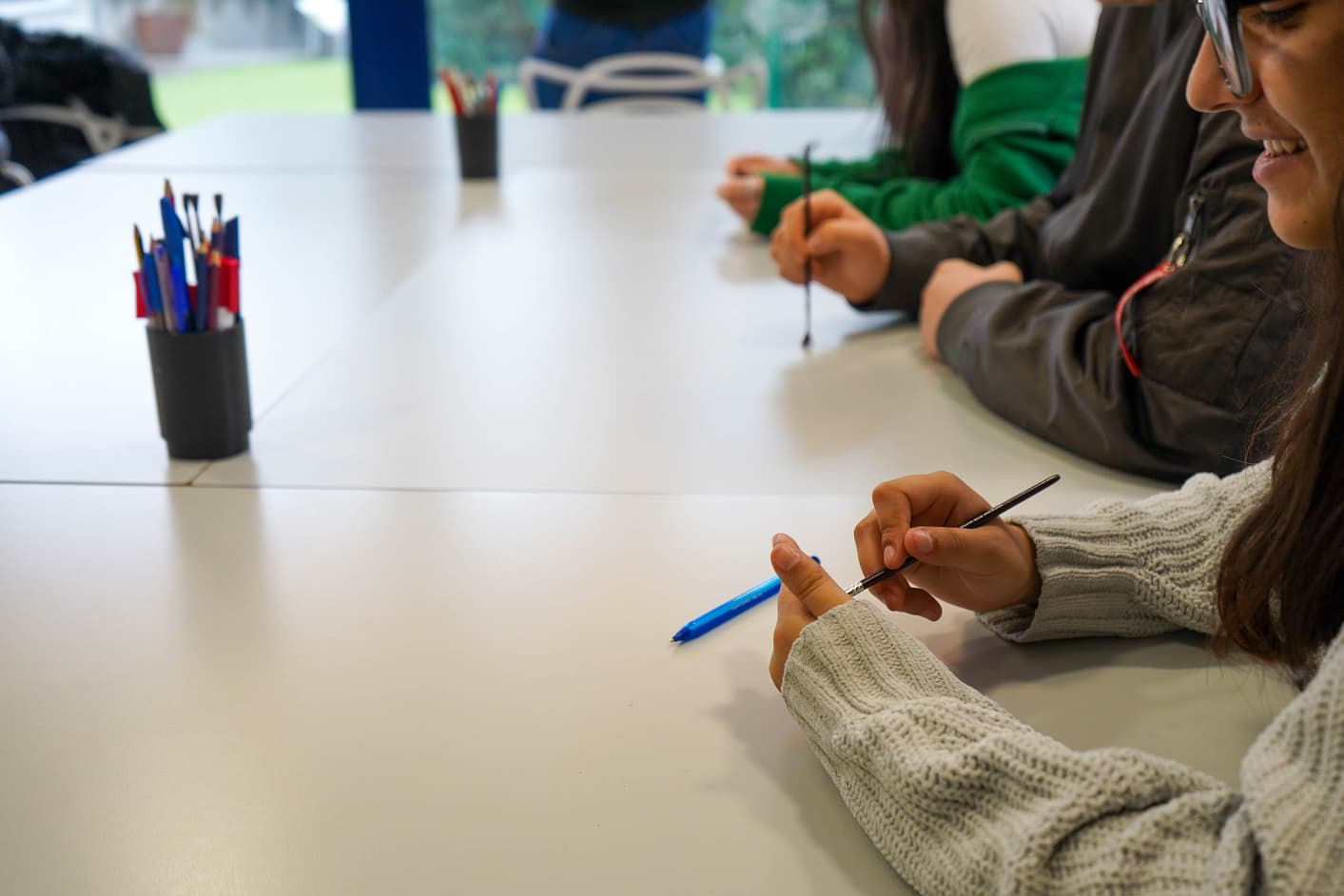 Niños realizando una actividad de dibujo en una mesa del aula
