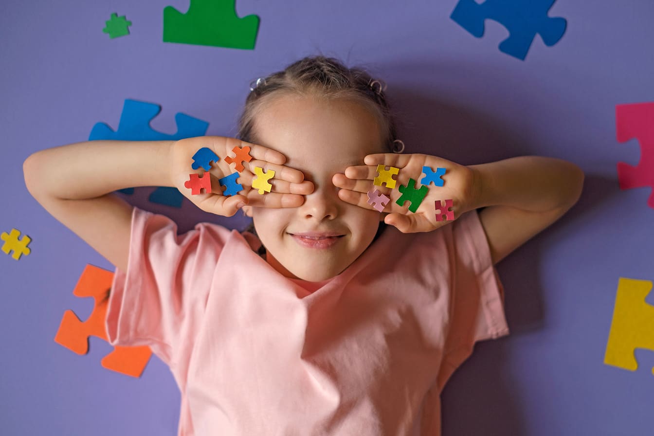 Niño realizando una actividad creativa con piezas de colores en el aula