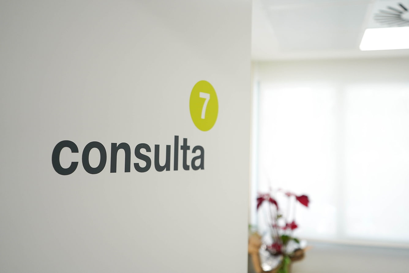 Puerta de consulta con número 7 en un centro educativo