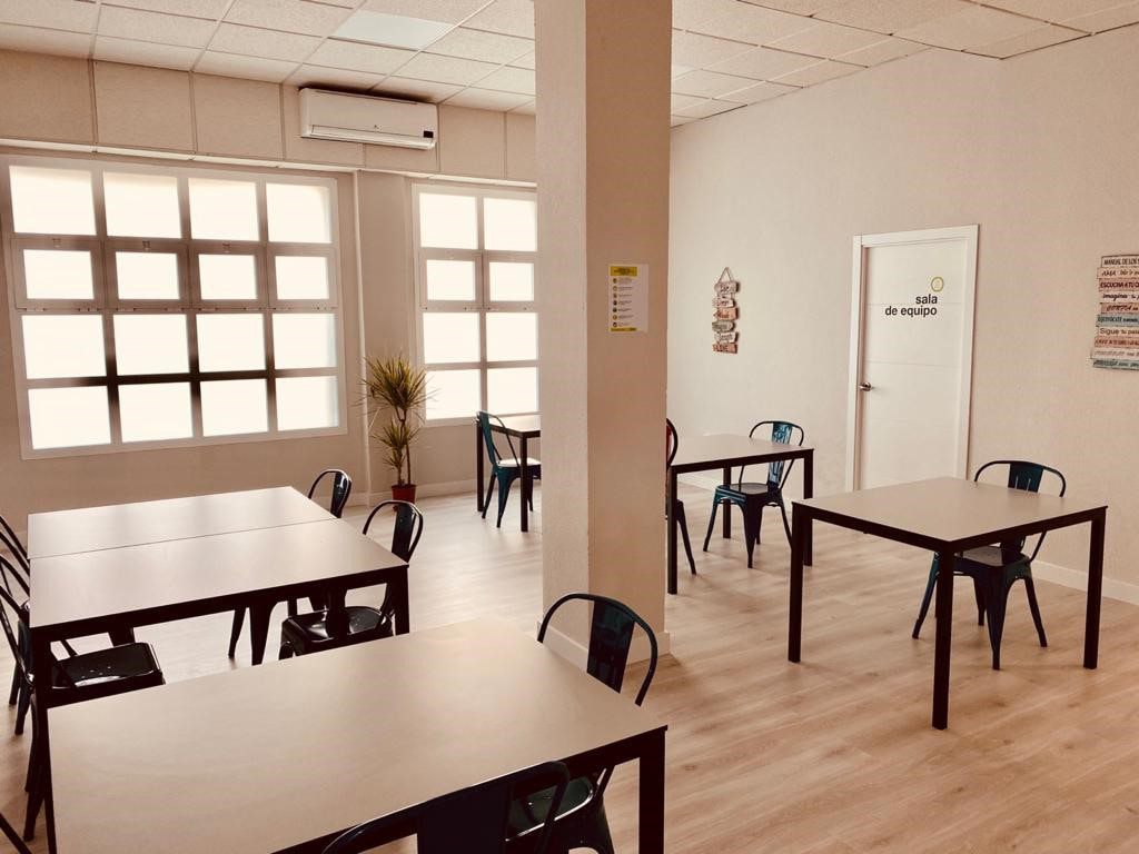 Aula luminosa con mesas y sillas para estudiantes