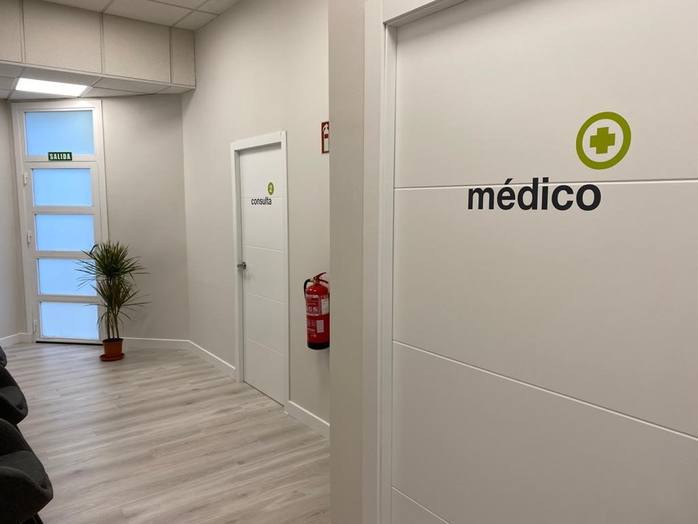 Pasillo de una clínica de psicología con acceso a consultas