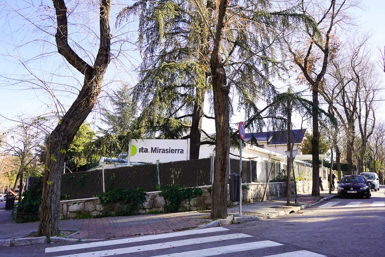 Exterior del centro Ita Mirasierra rodeado de árboles