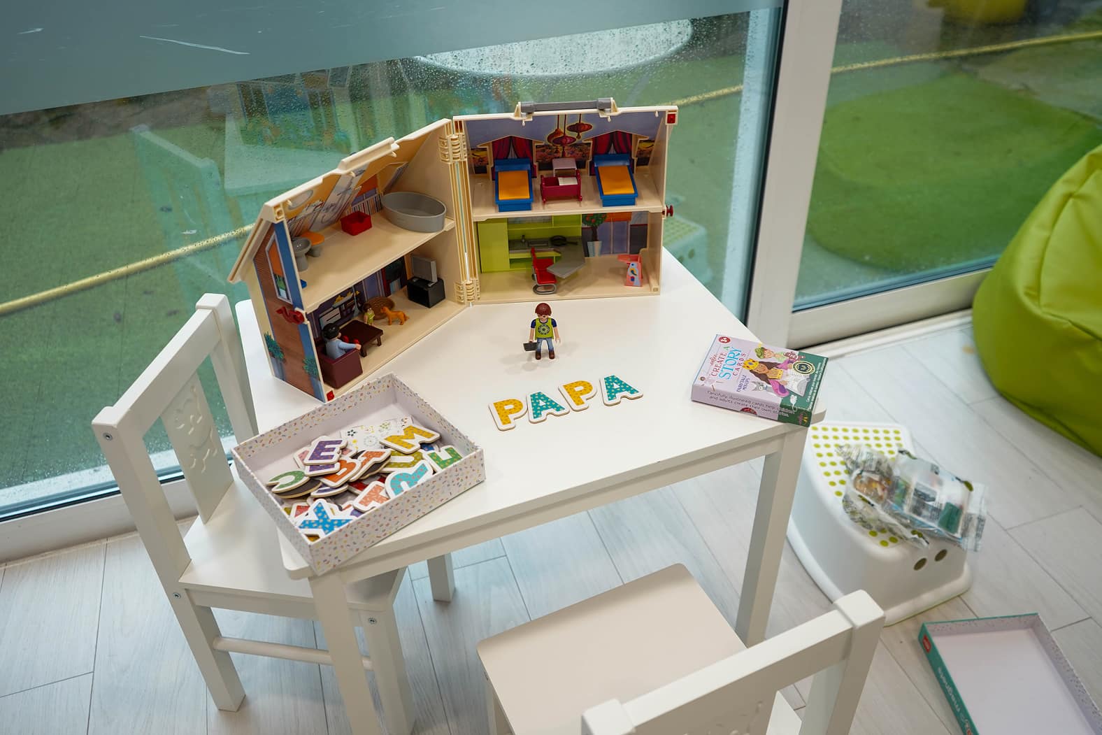 Mesa infantil con casa de muñecas y juegos terapéuticos