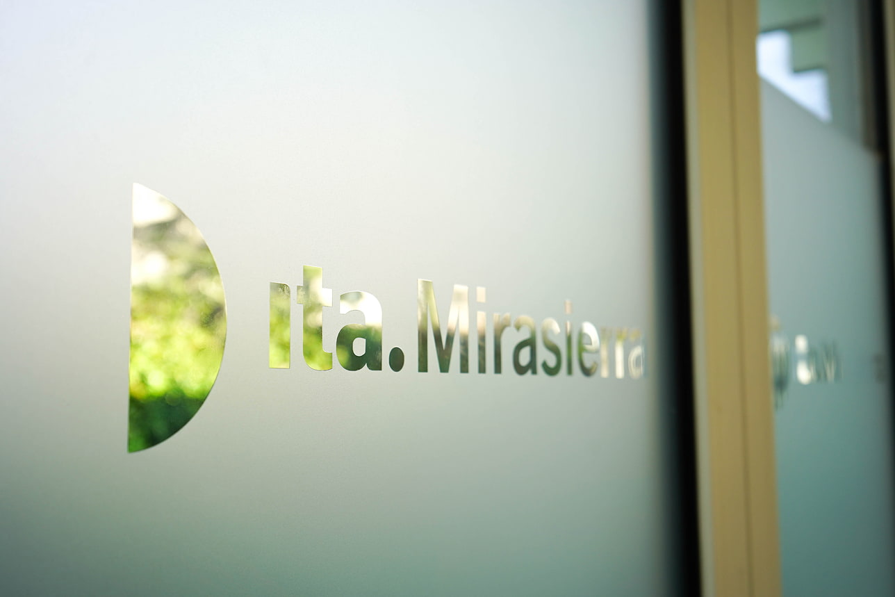 Logotipo de Ita Mirasierra en la puerta de cristal del centro de psicología