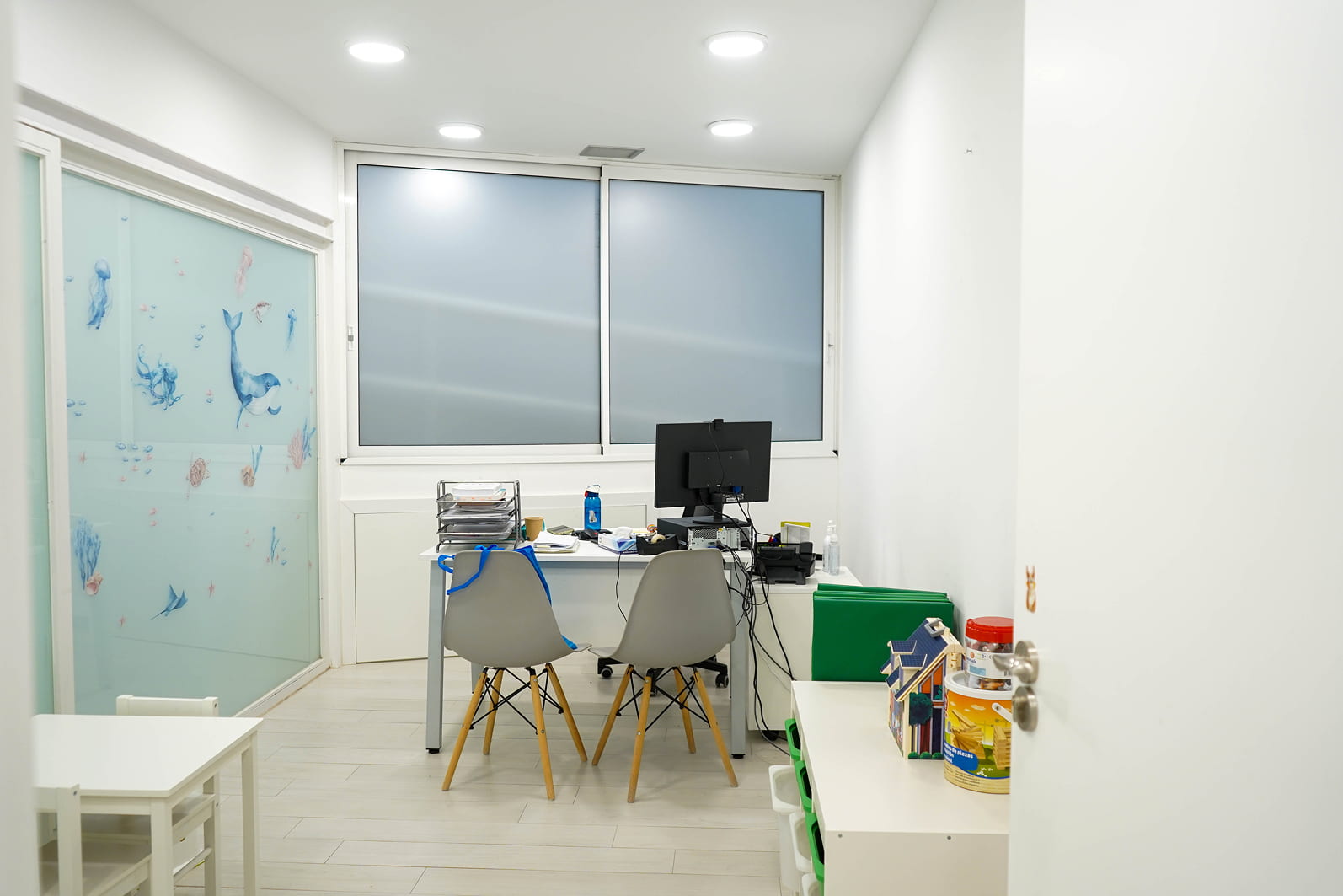 Sala de psicología infantil equipada con material educativo y terapéutico