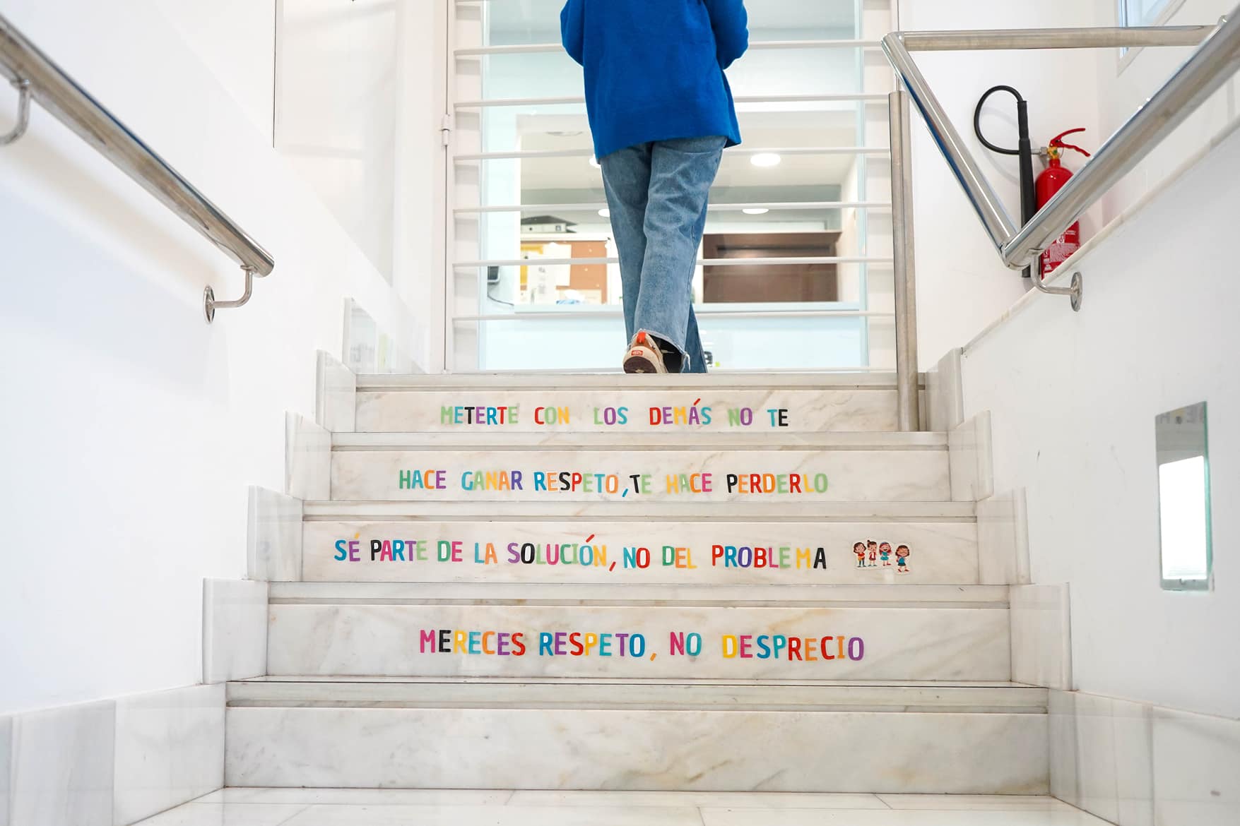 Escaleras del centro de psicología decoradas con mensajes sobre el respeto y la convivencia