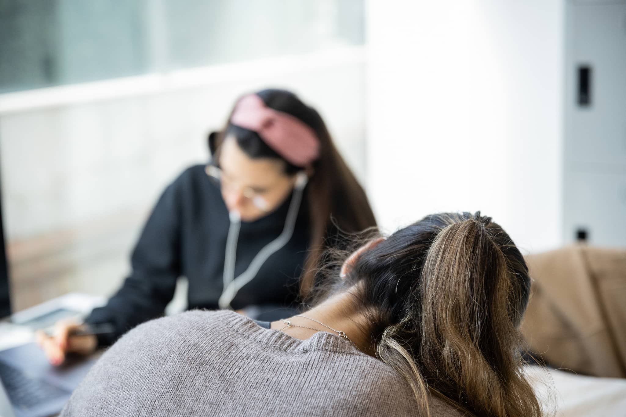 Psicóloga acompañando a una paciente durante una evaluación