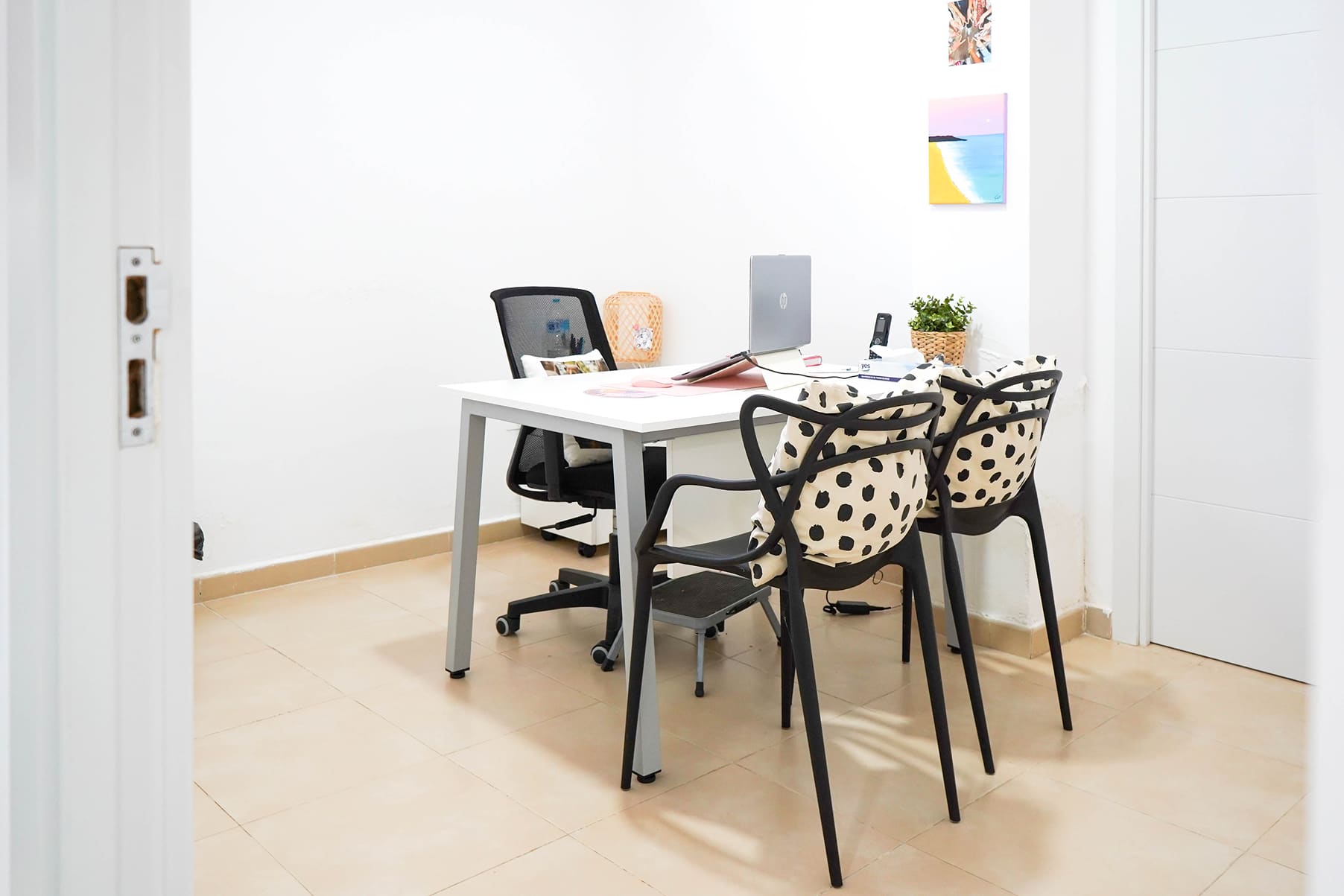 Sala de consulta de Ita con escritorio y sillas