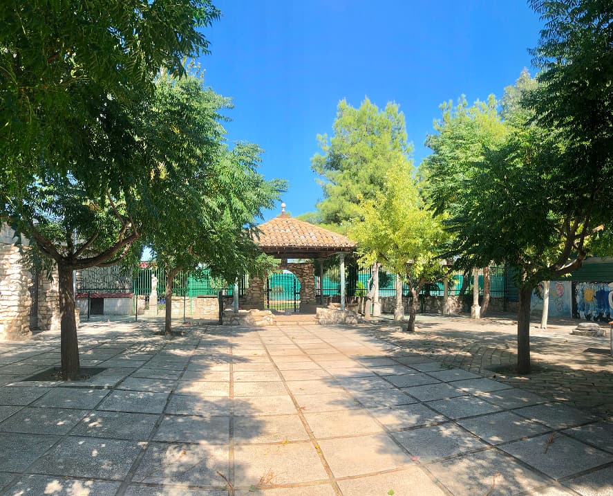 Patio exterior de las instalaciones de Ita San Juan con árboles y zona de descanso