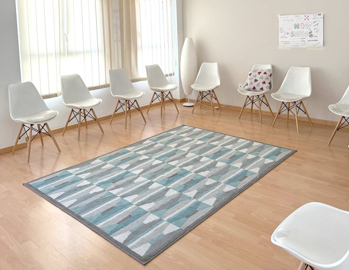 Sala de espera de Ita Sevilla con sillas y alfombra
