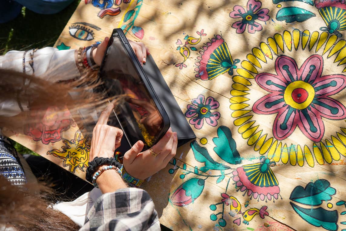 Personas utilizando una tablet durante una actividad en el exterior