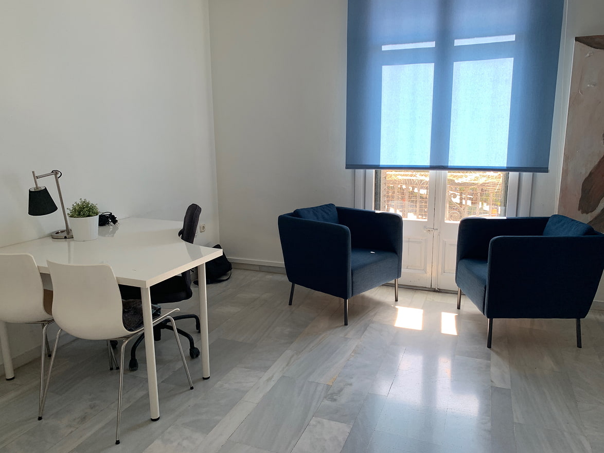 Sala de consulta de Ita Tarragona con zona de trabajo y sillones
